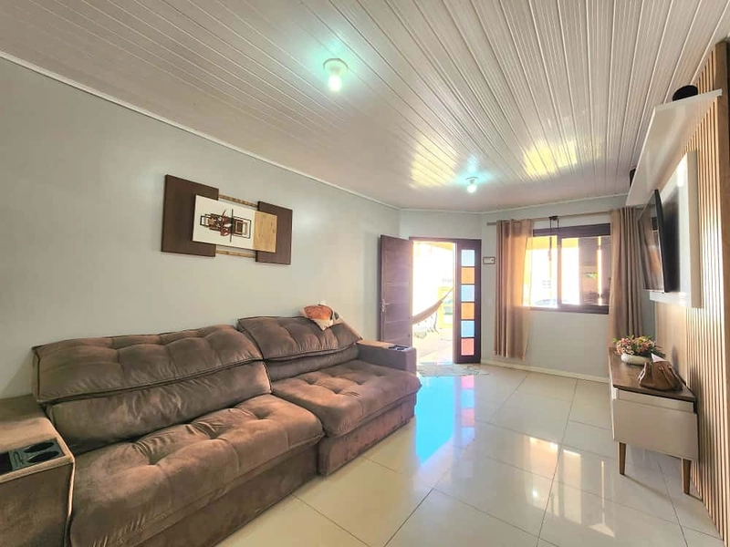 BELA CASA A VENDA EM CAPÃO NOVO! COM 3 DORMITÓRIOS, SUÍTE E PISCINA.: 8ª foto da galeria de imagens do imóvel