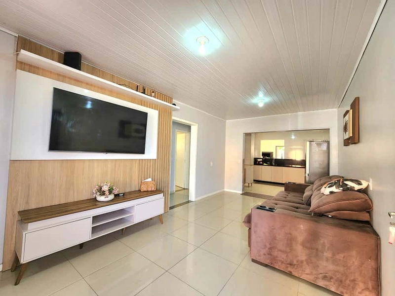 BELA CASA A VENDA EM CAPÃO NOVO! COM 3 DORMITÓRIOS, SUÍTE E PISCINA.: 4ª foto da galeria de imagens do imóvel