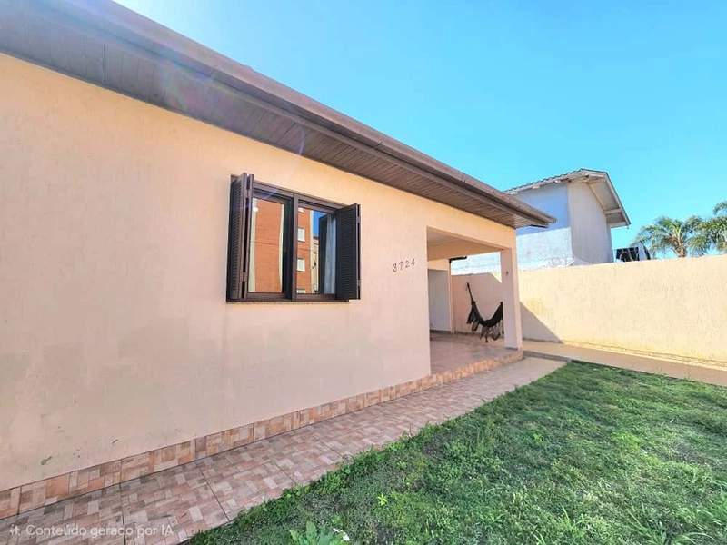 BELA CASA A VENDA EM CAPÃO NOVO! COM 3 DORMITÓRIOS, SUÍTE E PISCINA.: 2ª foto da galeria de imagens do imóvel