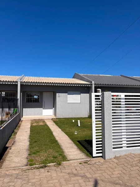 Casa Geminada Mobiliada com 2 Dormitórios e Pátio Privativo: 1ª foto da galeria de imagens do imóvel