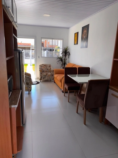 Casa Geminada Mobiliada com 2 Dormitórios e Pátio Privativo: 2ª foto da galeria de imagens do imóvel