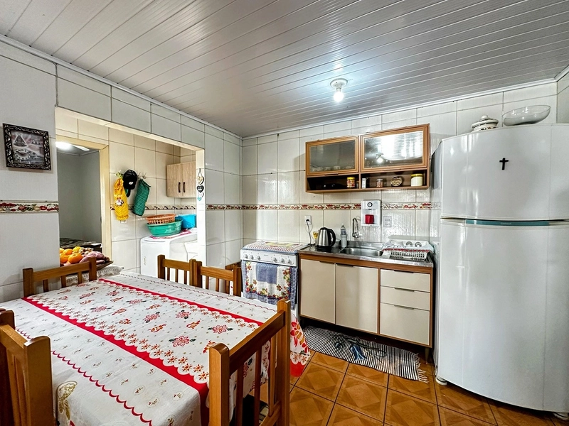 Casa Espaçosa com 3 Dormitórios, Garagem Coberta e Amplo Pátio: 4ª foto da galeria de imagens do imóvel