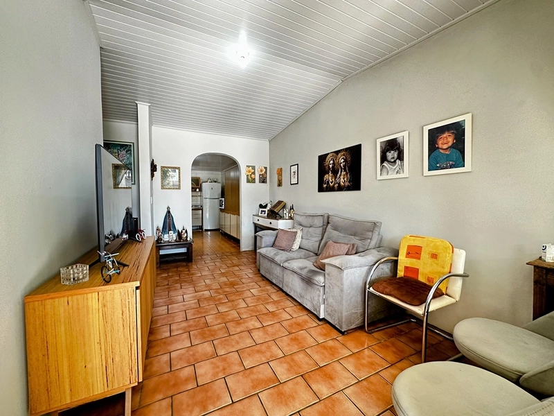 Casa Espaçosa com 3 Dormitórios, Garagem Coberta e Amplo Pátio: 8ª foto da galeria de imagens do imóvel