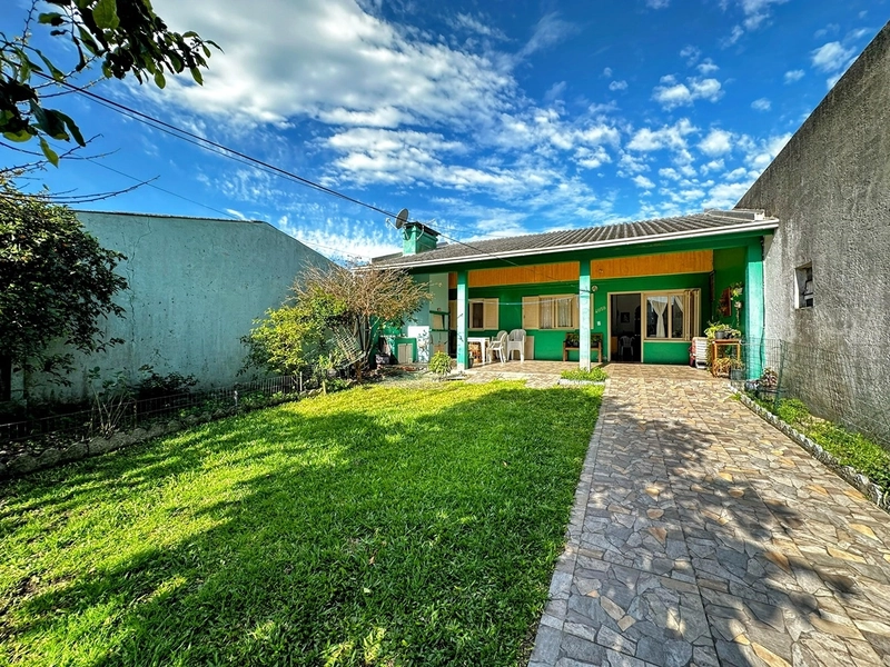 Casa Espaçosa com 3 Dormitórios, Garagem Coberta e Amplo Pátio: 1ª foto da galeria de imagens do imóvel