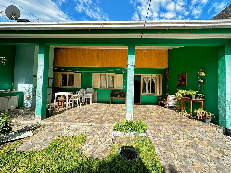Casa Espaçosa com 3 Dormitórios, Garagem Coberta e Amplo Pátio: 3ª foto da galeria de imagens do imóvel