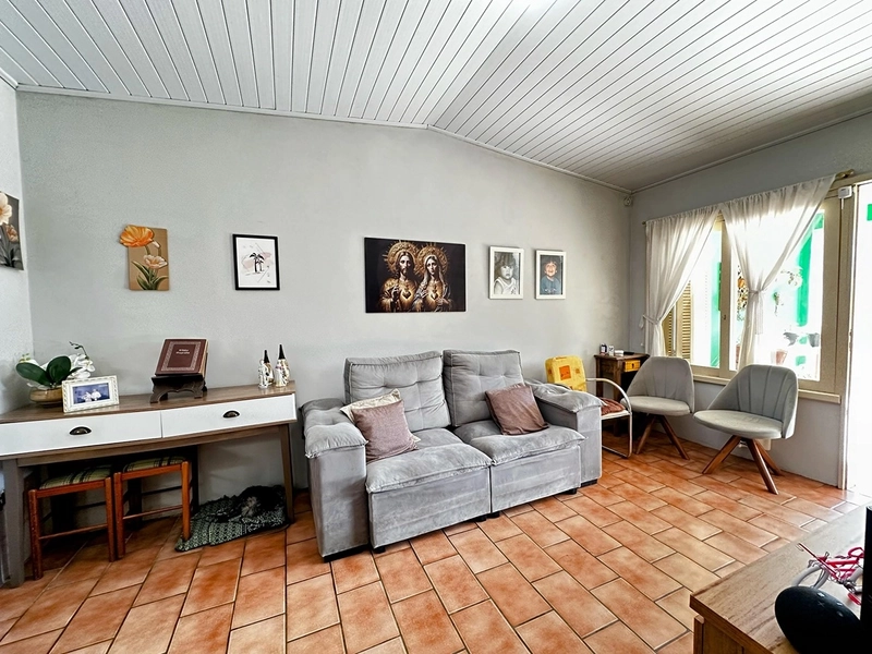 Casa Espaçosa com 3 Dormitórios, Garagem Coberta e Amplo Pátio: 9ª foto da galeria de imagens do imóvel