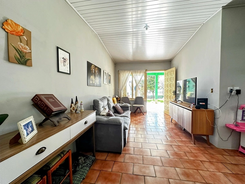 Casa Espaçosa com 3 Dormitórios, Garagem Coberta e Amplo Pátio: 6ª foto da galeria de imagens do imóvel