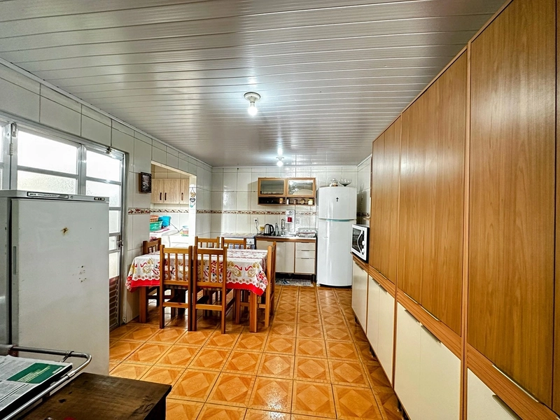 Casa Espaçosa com 3 Dormitórios, Garagem Coberta e Amplo Pátio: 5ª foto da galeria de imagens do imóvel