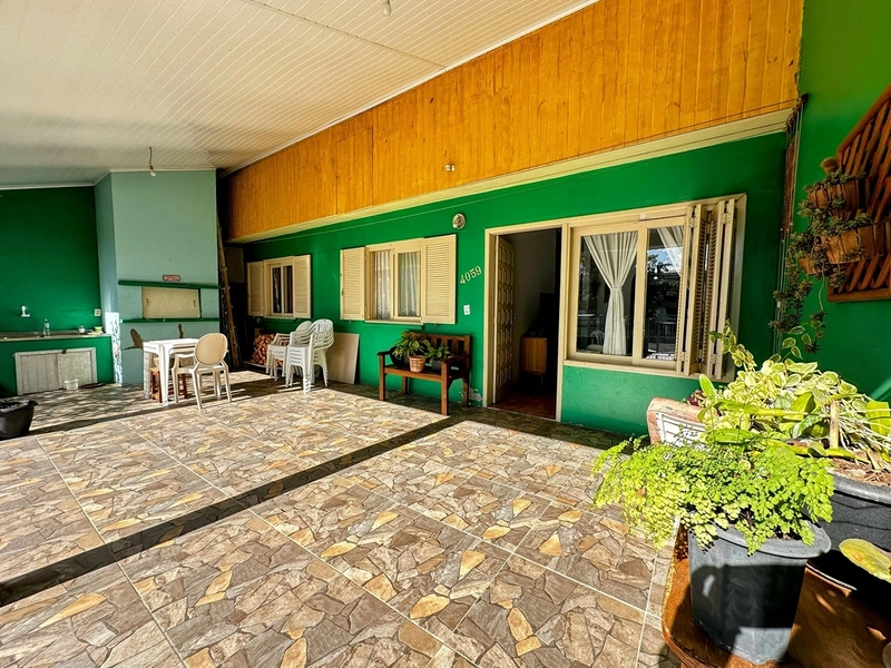Casa Espaçosa com 3 Dormitórios, Garagem Coberta e Amplo Pátio: 2ª foto da galeria de imagens do imóvel