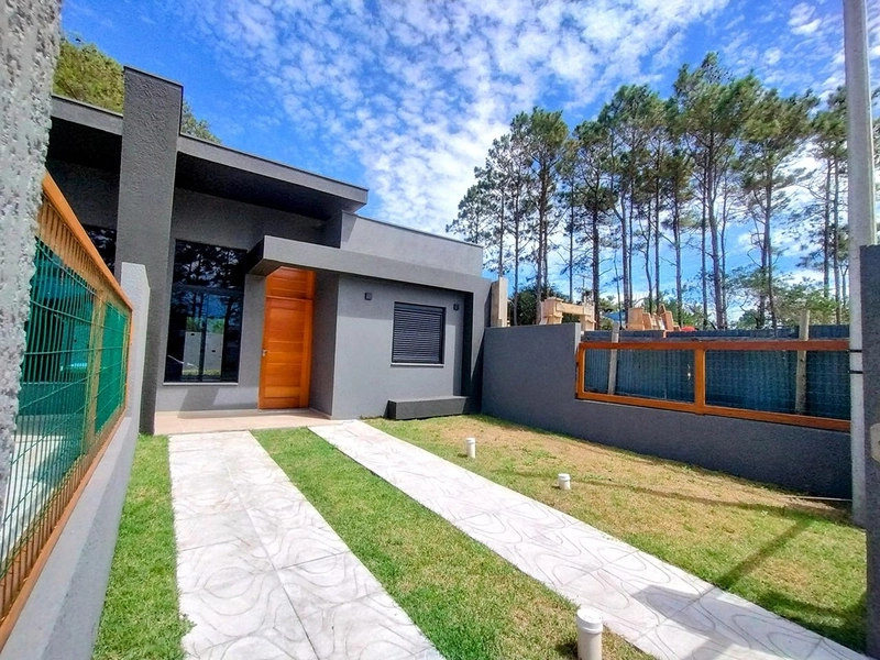 Casa de Alto Padrão a 350 Metros do Mar com Suíte e Pátio Amplo: 3ª foto da galeria de imagens do imóvel
