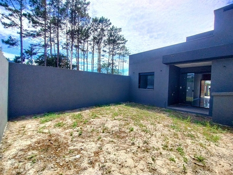 Casa de Alto Padrão a 350 Metros do Mar com Suíte e Pátio Amplo: 17ª foto da galeria de imagens do imóvel