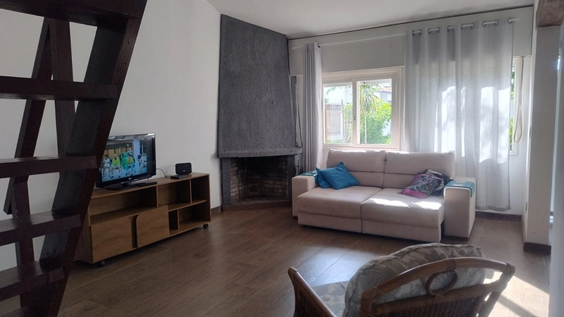 Residência com 3 Dormitórios e Excelente Aproveitamento de Espaço no Bairro Capão Novo!: 4ª foto da galeria de imagens do imóvel