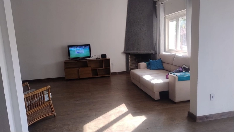 Residência com 3 Dormitórios e Excelente Aproveitamento de Espaço no Bairro Capão Novo!: 5ª foto da galeria de imagens do imóvel