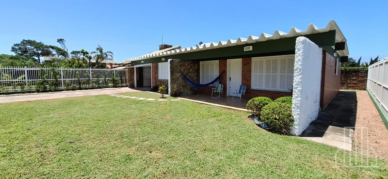 BELÍSSIMA CASA EM LOCALIZAÇÃO PRIVILEGIADA: 3ª foto da galeria de imagens do imóvel