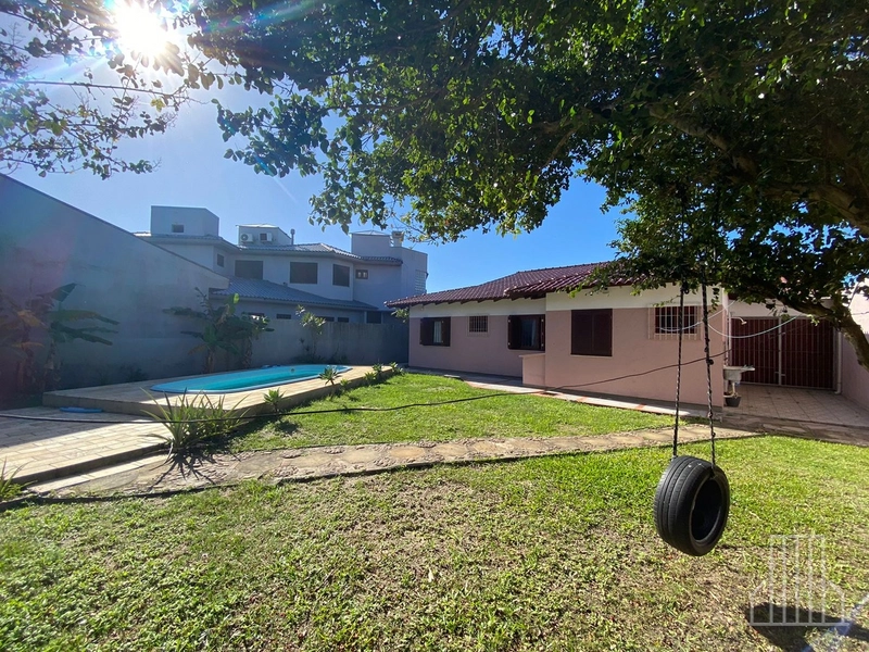 LINDA CASA COM AMPLIO PÁTIO E EXCELENTE LOCALIZAÇÃO EM XANGRI-LÁ!: 3ª foto da galeria de imagens do imóvel