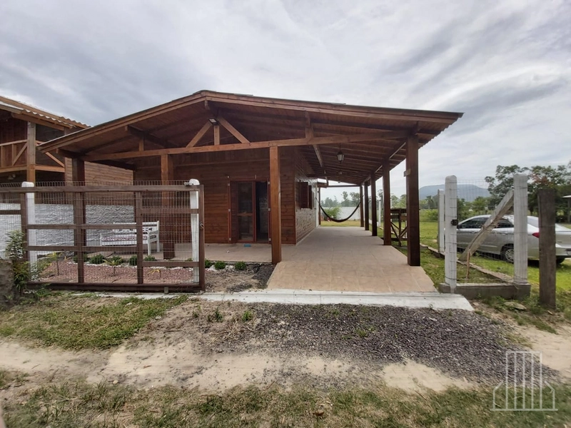 LINDA CASA DE MADEIRA EM MORRO ALTO – MAQUINÉ!: 1ª foto da galeria de imagens do imóvel