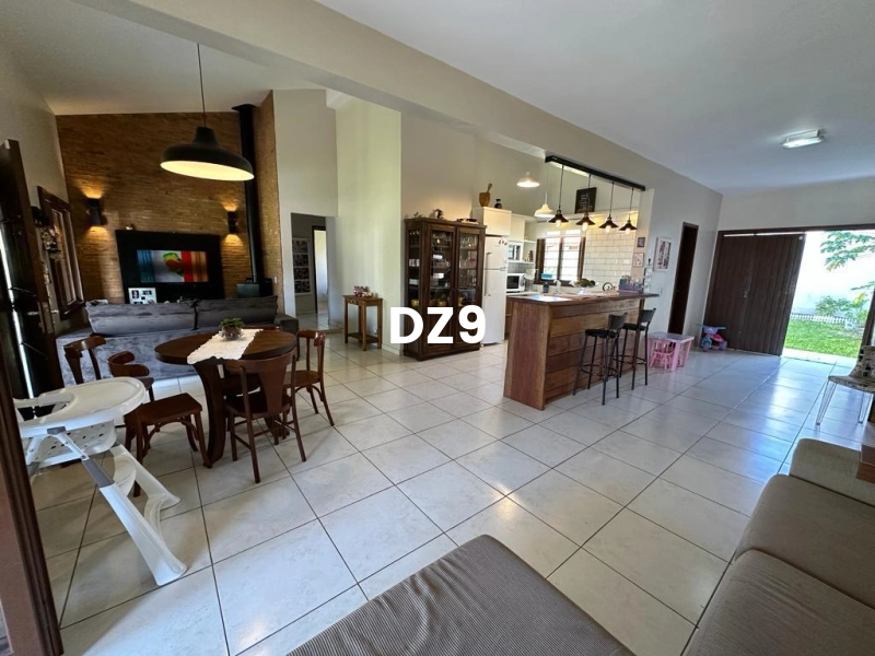 CASA COM 3 DORMITÓRIOS: 1ª foto da galeria de imagens do imóvel