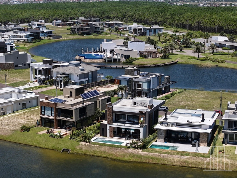 ESPLÊNDIDA CASA NO CONDOMÍNIO COSTA SERENA EM CAPÃO NOVO: 4ª foto da galeria de imagens do imóvel