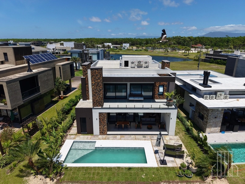 ESPLÊNDIDA CASA NO CONDOMÍNIO COSTA SERENA EM CAPÃO NOVO: 2ª foto da galeria de imagens do imóvel