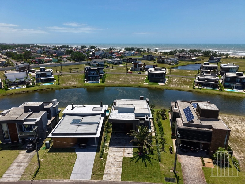 ESPLÊNDIDA CASA NO CONDOMÍNIO COSTA SERENA EM CAPÃO NOVO: 3ª foto da galeria de imagens do imóvel