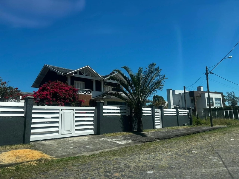 BELISSIMA CASA A VENDA EM ATLÂNTIDA: 1ª foto da galeria de imagens do imóvel