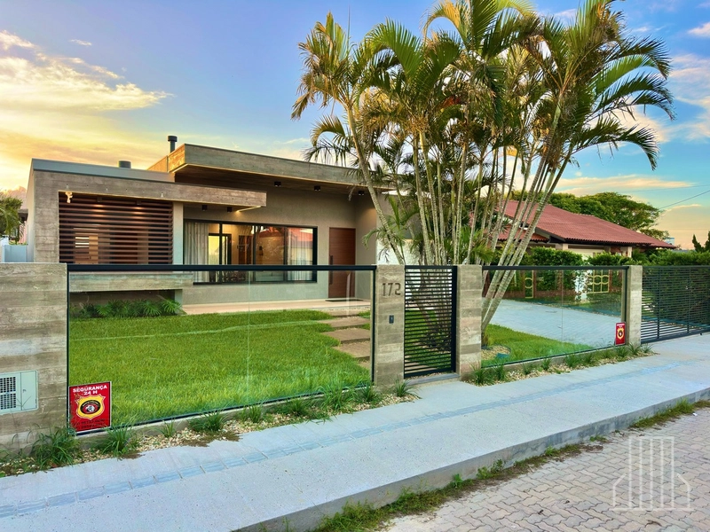 Casa de Luxo à Venda em Atlântida - Conforto, Segurança e Lazer: 1ª foto da galeria de imagens do imóvel