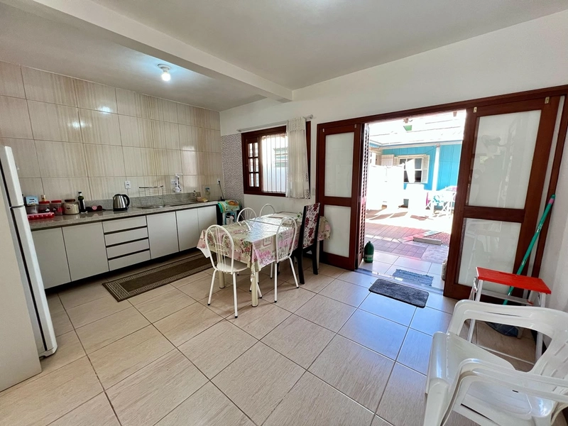 LINDA CASA A VENDA EM CAPÃO NOVO COM 3 DORMITÓRIOS E 2 SUITES!: 8ª foto da galeria de imagens do imóvel