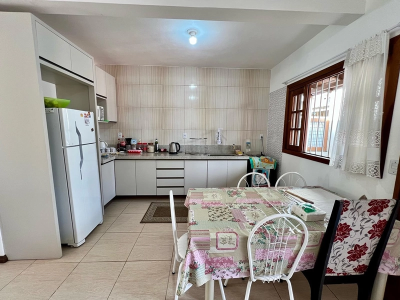 LINDA CASA A VENDA EM CAPÃO NOVO COM 3 DORMITÓRIOS E 2 SUITES!: 7ª foto da galeria de imagens do imóvel