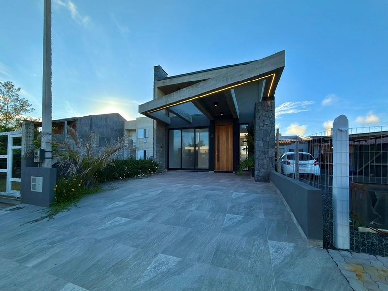 asa com Vista para o Mar a Poucos Passos da Praia em Capão da Canoa: 1ª foto da galeria de imagens do imóvel