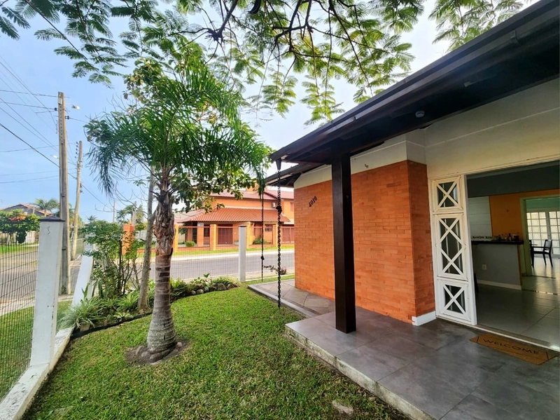 Casa de Esquina Mobiliada com Piscina e Salão de Festas em Capão Novo, Próxima ao Mar: 4ª foto da galeria de imagens do imóvel
