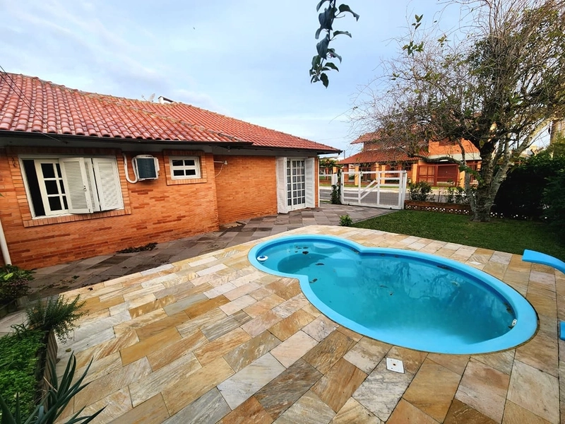 Casa de Esquina Mobiliada com Piscina e Salão de Festas em Capão Novo, Próxima ao Mar: 8ª foto da galeria de imagens do imóvel