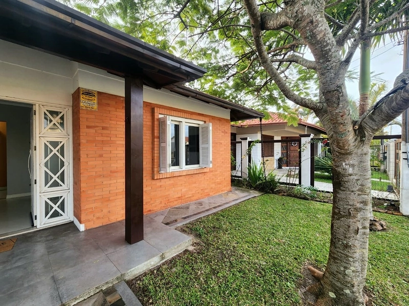 Casa de Esquina Mobiliada com Piscina e Salão de Festas em Capão Novo, Próxima ao Mar: 2ª foto da galeria de imagens do imóvel