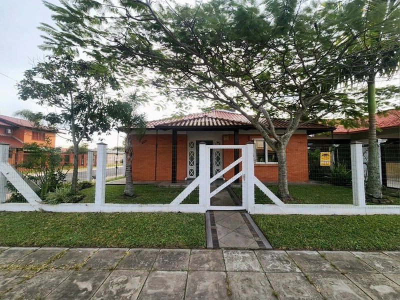 Casa de Esquina Mobiliada com Piscina e Salão de Festas em Capão Novo, Próxima ao Mar: 5ª foto da galeria de imagens do imóvel