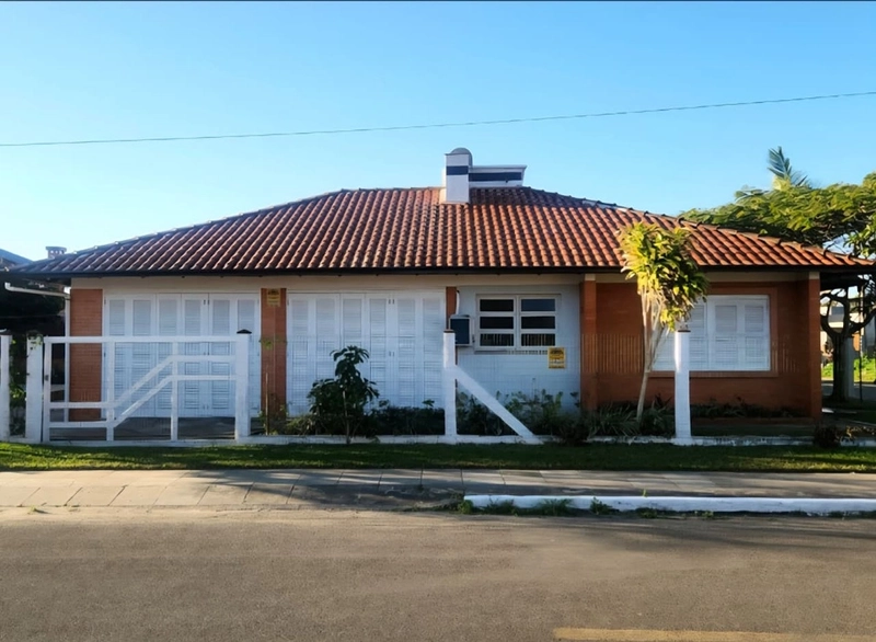 Casa de Esquina Mobiliada com Piscina e Salão de Festas em Capão Novo, Próxima ao Mar: 9ª foto da galeria de imagens do imóvel