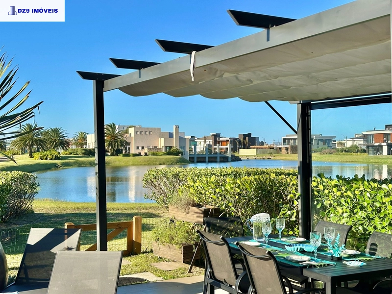 Casa alto padrão, 5 suítes, vista lago, piscina e automação total: 3ª foto da galeria de imagens do imóvel