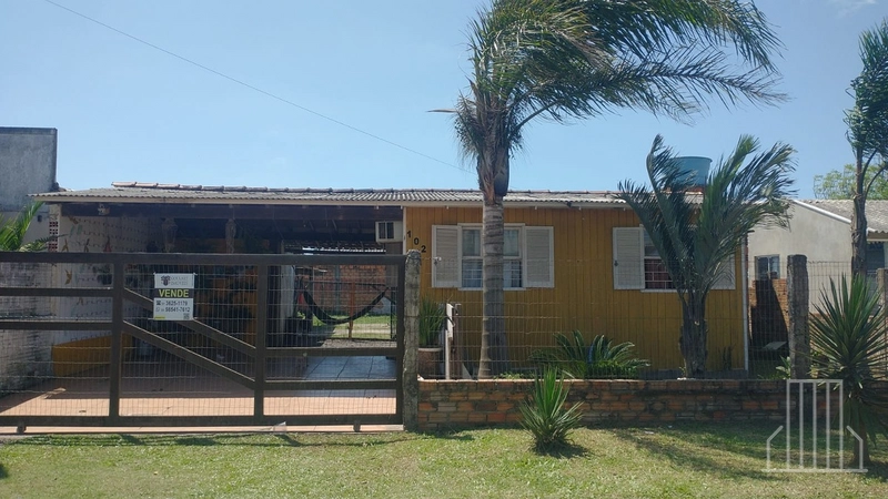 Casa com 2 Dormitórios em Terreno Amplo – Zona Norte de Capão da Canoa: 1ª foto da galeria de imagens do imóvel