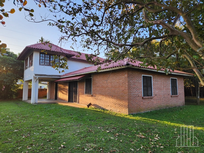 EXCELENTE SOBRADO COM 5 DORMITÓRIOS NO BAIRRO CAPÃO NOVO!: 1ª foto da galeria de imagens do imóvel