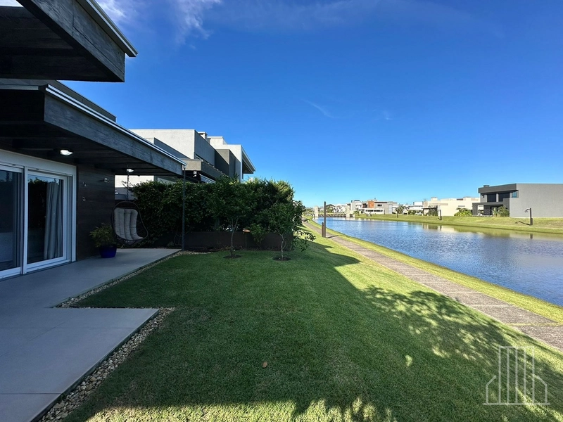 EXCELENTE CASA À VENDA EM CONDOMÍNIO FECHADO - BEIRA LAGO!: 5ª foto da galeria de imagens do imóvel