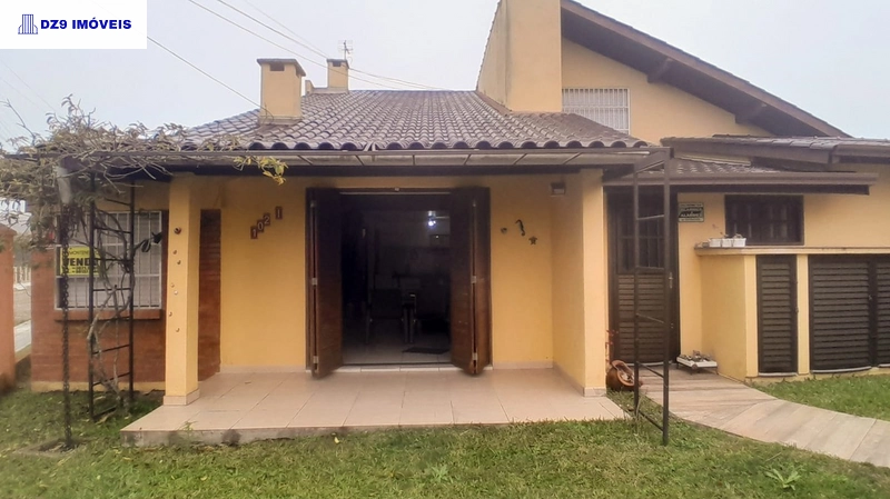 Sobrado com mezanino em Capão Novo: 1ª foto da galeria de imagens do imóvel