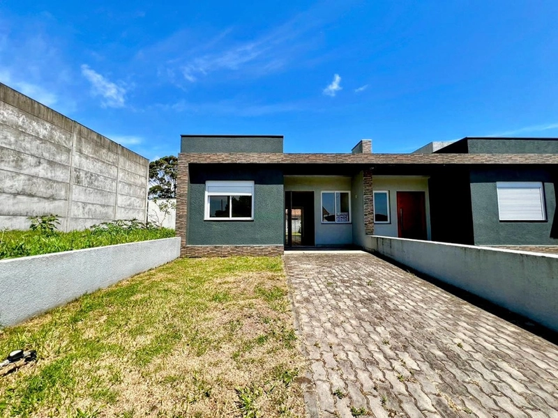 Casa com 2 Dormitórios e Amplo Pátio – Aceita Financiamento: 1ª foto da galeria de imagens do imóvel