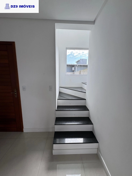 ENCANTADOR SOBRADO MOBILIADO COM PISCINA E CHURRASQUEIRA: 5ª foto da galeria de imagens do imóvel