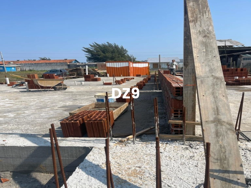 CASA COM 2 DORM EM OBRA: 1ª foto da galeria de imagens do imóvel