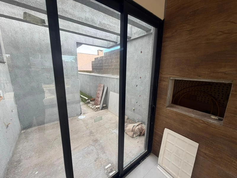 Casa Nova de Alto Padrão a 200m da Beira-Mar | Design Moderno e Conforto: 18ª foto da galeria de imagens do imóvel