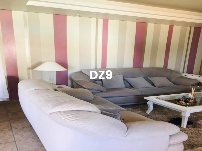 CASA DE LUXO ÚNICA DE ESQUINA: 2ª foto da galeria de imagens do imóvel