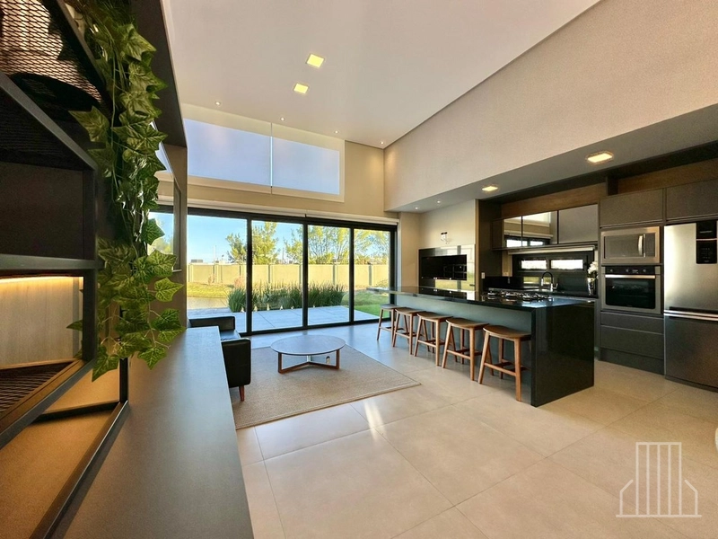 BELÍSSIMA CASA COM 4 SUÍTES EM CONDOMÍNIO FECHADO!: 4ª foto da galeria de imagens do imóvel