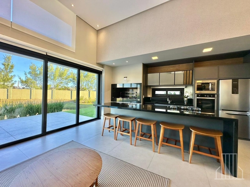 BELÍSSIMA CASA COM 4 SUÍTES EM CONDOMÍNIO FECHADO!: 6ª foto da galeria de imagens do imóvel