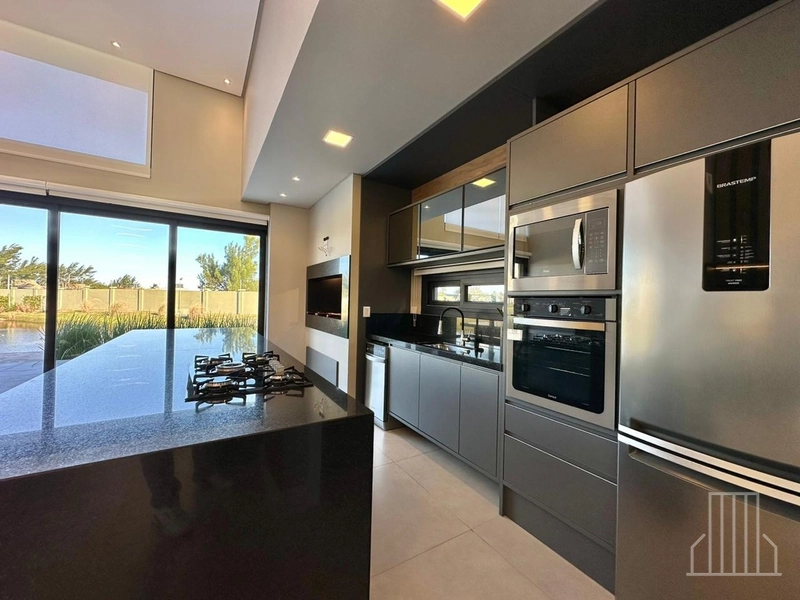 BELÍSSIMA CASA COM 4 SUÍTES EM CONDOMÍNIO FECHADO!: 8ª foto da galeria de imagens do imóvel