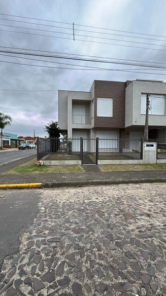 Casa com 3 Dormitórios, Suíte e Pátio Privativo Próximo ao Mar em Capão Novo!: 1ª foto da galeria de imagens do imóvel