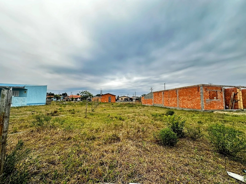 Terreno de 300 m² com Posição Solar Leste em Capão Novo: 1ª foto da galeria de imagens do imóvel