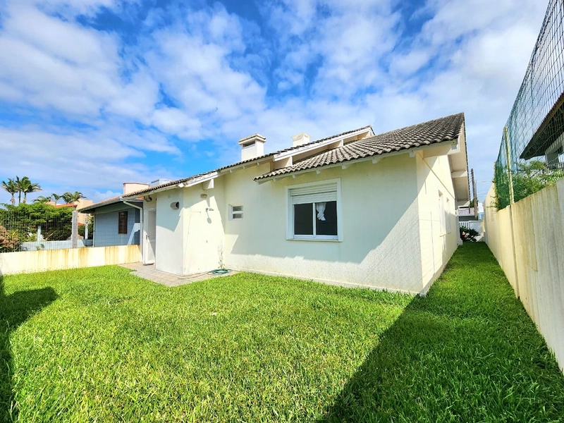 Casa com 3 dormitórios (1 suíte) a 200 metros do mar, com pátio e churrasqueira: 3ª foto da galeria de imagens do imóvel